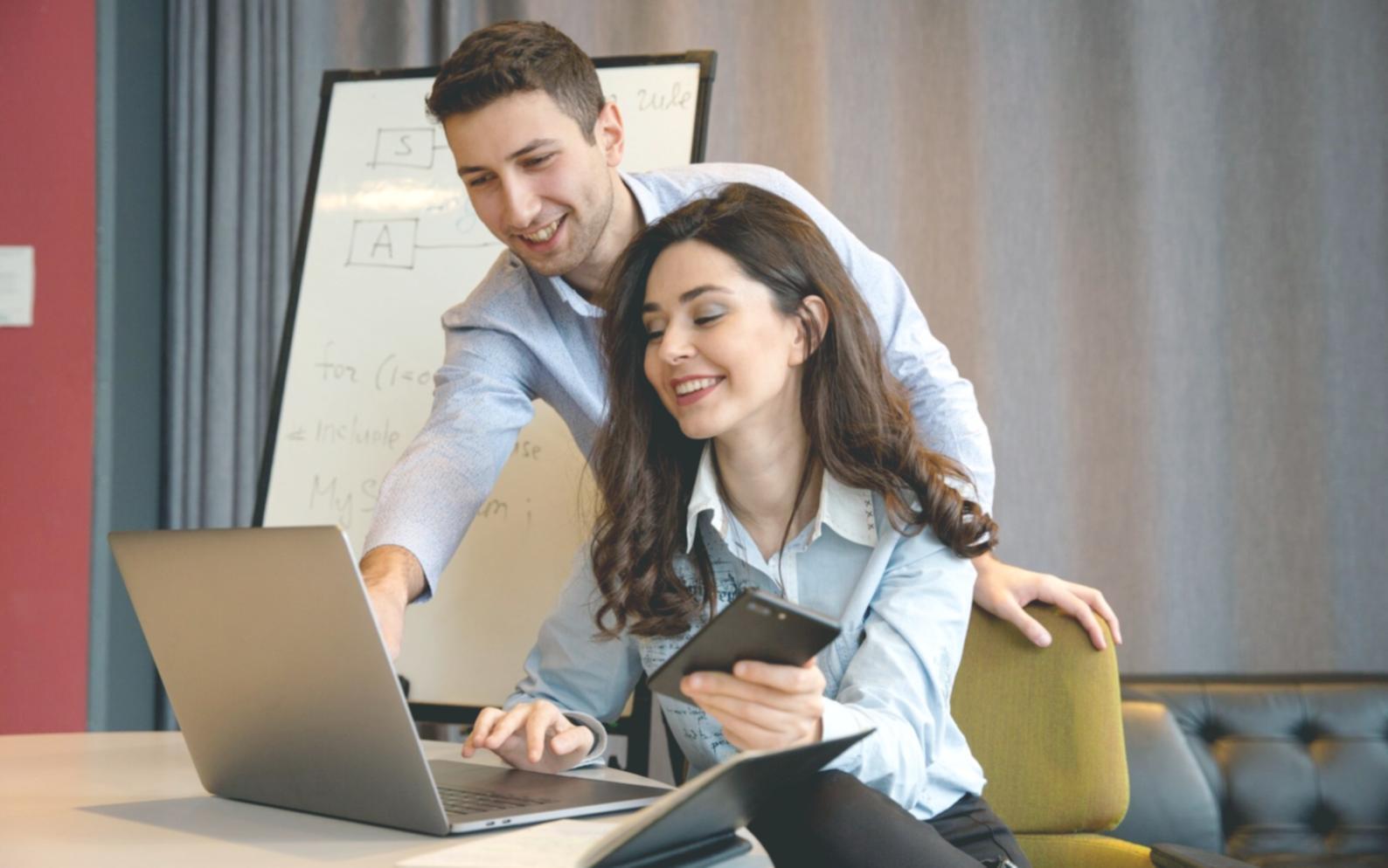 Ambiente de trabalho profissional para análise financeira