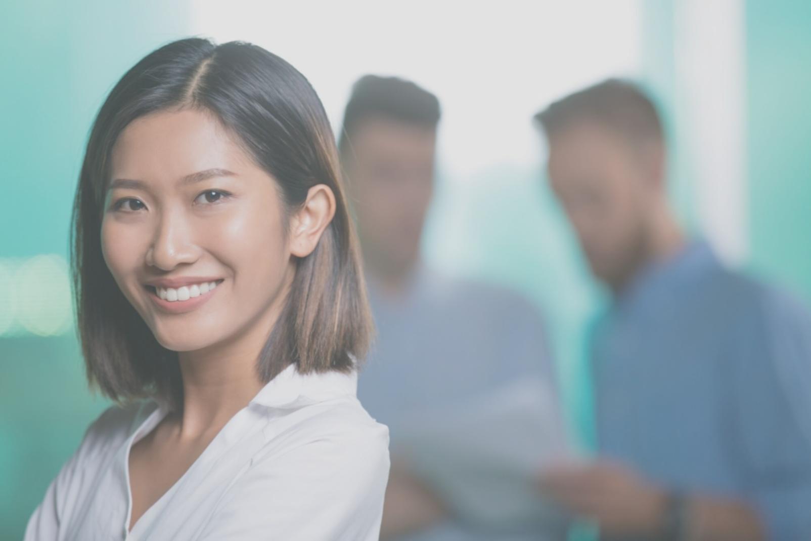 Material de planeamento financeiro organizado sobre secretária